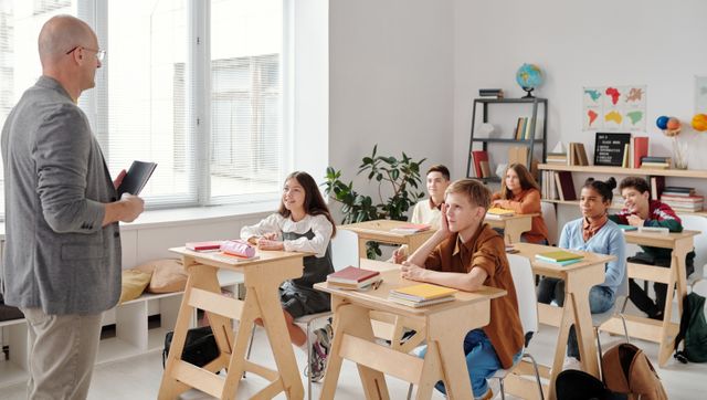 Cómo externalizar monitores de colegio